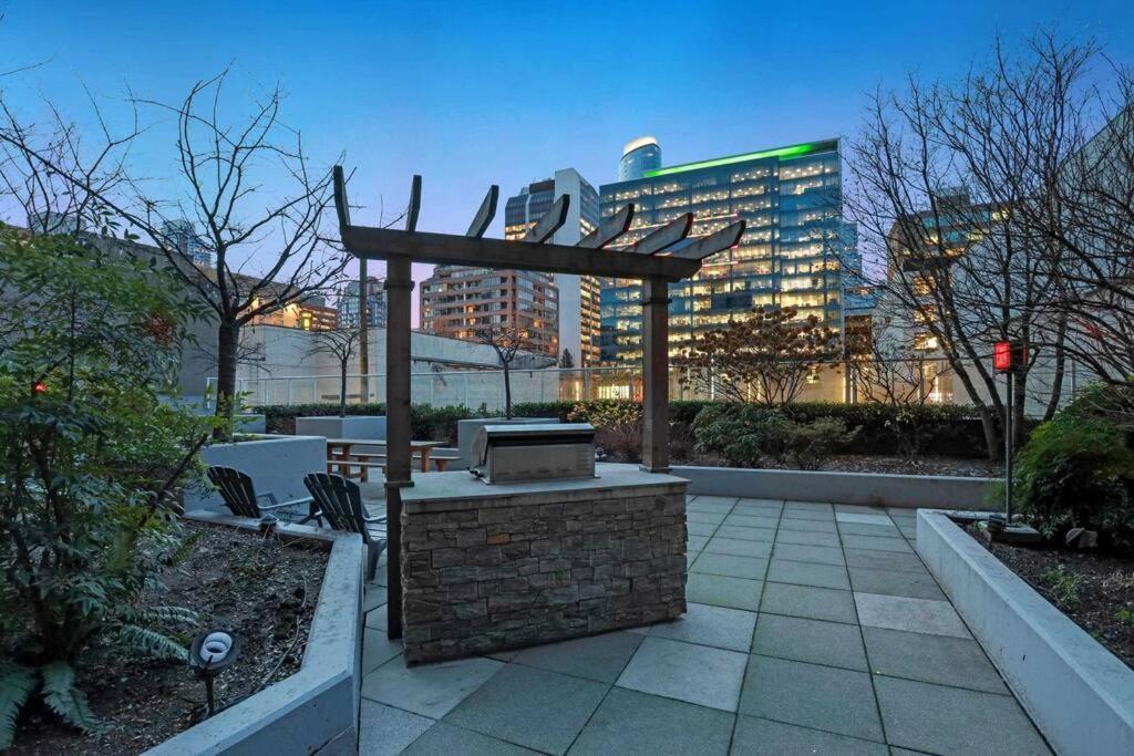 Beautiful Downtown Loft With Full Kitchen Vancouver