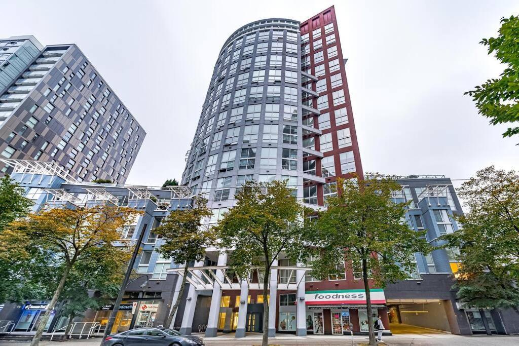 Beautiful Downtown Loft With Full Kitchen Apartment