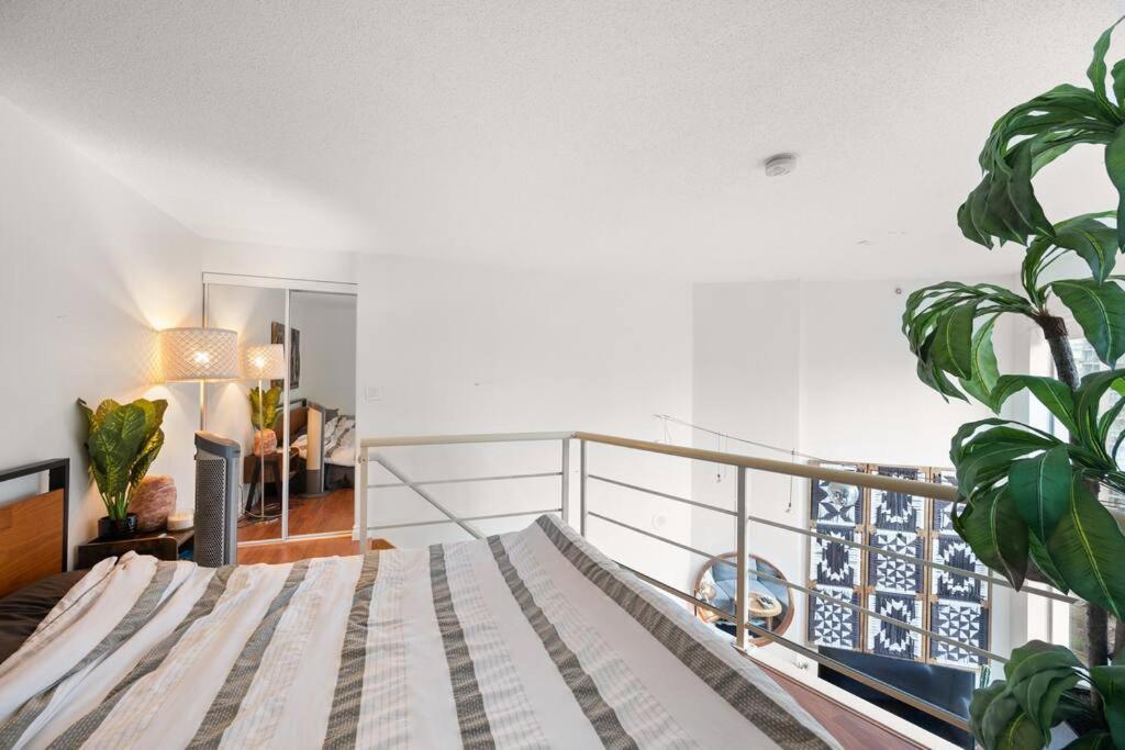 Beautiful Downtown Loft With Full Kitchen Vancouver