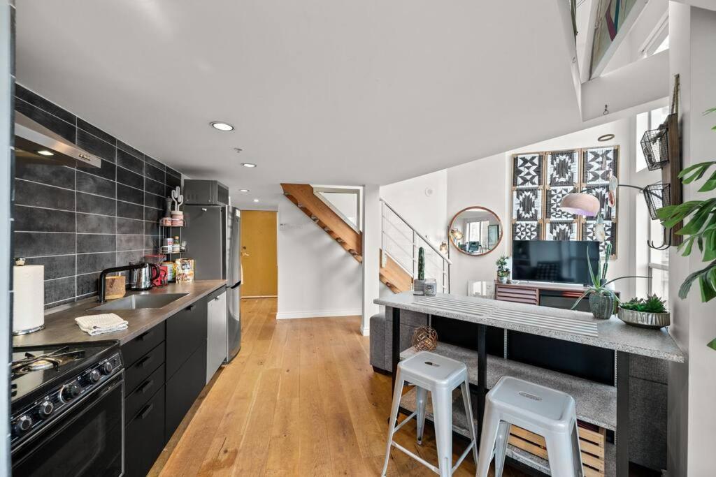 Beautiful Downtown Loft With Full Kitchen Vancouver