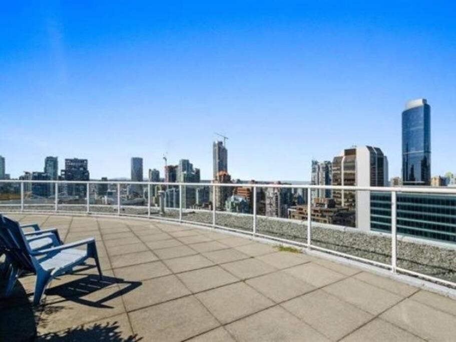 Beautiful Downtown Loft With Full Kitchen