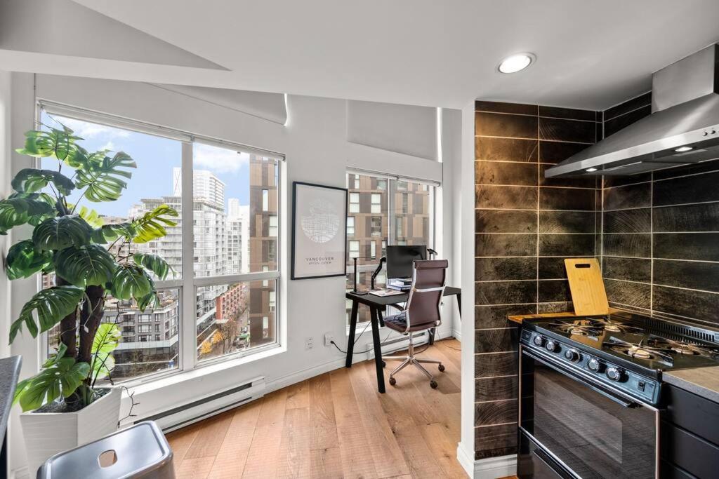Beautiful Downtown Loft With Full Kitchen Vancouver